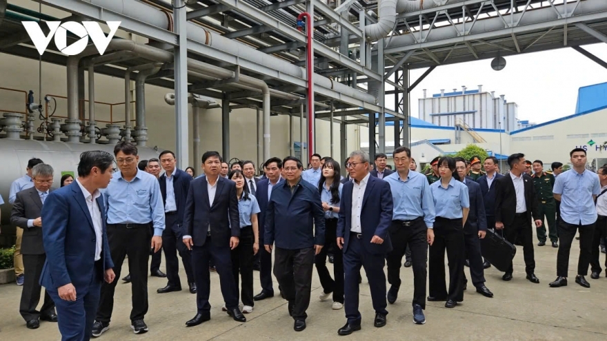 PM makes field trip to key economic facilities in Quang Nam